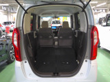 リアシートを倒せば広々荷室の出来上がり。アレンジ次第でさまざまな荷物が積み込めますよ。