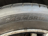 純正18インチアルミホイール。フロントは245/45R18