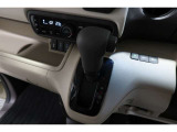 インパネシフトだから視線の移動も少なく足元もスッキリ♪運転席もゆったりしているのでゆとりを持ってドライブできますね!