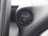 スマートキーを携帯していれば、ブレーキを踏みながらパワースイッチを押すだけで、ハイブリッドシステムが始動します。
