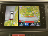 後方映像に加えて車両周辺の俯瞰表示も確認でき、駐車時の周囲確認をサポートします。ガイド線も表示され、車庫入れの目安として活用できます。