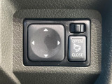 【電動格納ミラー】サイドミラーは電動格納式となっており、狭い駐車場でもキズがつくリスクを抑えられます。