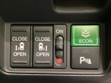 リアドアは乗り降りに便利な両側電動スライドドアです。また運転席に座っていながらスイッチ操作で自在にスライドドアを開け閉めできます。