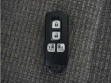 ◆スマートキー◆カギをバッグやポケットに入れたままでもドアロックの開閉ができる『スマートキー』付き!雨天や暗くなってもカギを取り出す必要がなくドアの開錠&エンジンも始動できます