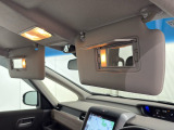 ★【あると便利な装備】後席確認ミラー+運転席・助手席サンバイザー内側ライト付きミラー+マップランプが装備されています