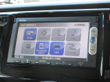 ナビゲーションは純正メモリーナビ(VXM-145VSi)を装着しております。AM、FM、CD、DVD再生、Bluetooth、ワンセグTVがご使用いただけます。初めて訪れた場所でも安心ですね!