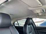 明るい色の天井は車内を広々と感じさせます。