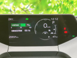 速度やシフト位置、航続可能距離など、運転に関わる情報をまとめて確認できます。表示が集約されているため、必要な情報を把握しやすく、日々の運転を支える実用的なメーターです。