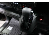 インパネシフトだから視線の移動も少なく足元もスッキリ♪運転席もゆったりしているのでゆとりを持ってドライブできますね!