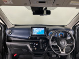 【前方視界】開放的な前方視界!運転がしやすく疲れにくいです♪窓が大きく、見通しがとっても良いおクルマですよ♪