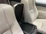小物や身の回り品を収納できるセンターコンソール。車内をすっきり整頓できる、便利な収納スペースです。