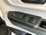 【窓操作部分】運転席のスイッチでは、すべてのウィンドーの開閉操作を行うことができます。