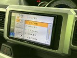 ラジオの受信局が一覧で表示され、聴きたい放送を画面から選びやすい構成です。AM・FMの切り替えにも対応した表示で、毎日の移動中に気軽に音声を楽しめます。