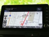 道路や周辺施設を地図上で確認でき、現在地を把握しながら目的地までの道順を検討できます。画面下部には各種メニューも並び、行き先設定に活用できます。