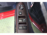 全ての窓が運転席から操作できます。今やほぼ当たり前ですが、無いと不便なアイテムですよね。ウインドウロックも装備しています。