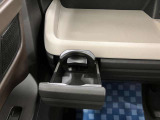 【助手席ドリンクホルダー】使いやすさに配慮したドリンクホルダー