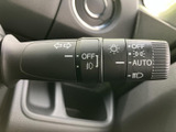 各種表示がレバー上にまとめられ、運転席から目に入りやすい配置です。複数の機能に対応した操作部を備えており、必要な表示を確認しながら扱いやすい実用的な装備です。