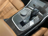 BMWの高性能オートマチックは、ATセレクトレバーを左側に倒すことで、通常の「D」から「S」(スポーツ)または「M」(マニュアル)へと切り替えが可能です。