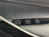 格納式リモコンドアミラーと、パワーウィンドウマスタースイッチです。車内の換気も運転席から簡単に行えます。