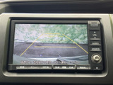 後方の様子を画面で確認しながら駐車でき、車庫入れやバック時の安全確認をサポートします。ガイド線も表示されるため、車両後方との距離感をつかみやすく、駐車操作に役立ちます。