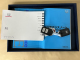 メンテナンスノート【点検整備記録簿・保証書】、取説も揃ってます。スマートキーはバッグなどにしまったままボタン操作でエンジン始動・停止やハイブリッドシステムの起動や停止ができて大変便利です