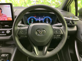 手元にスイッチ類がまとまり、運転姿勢を大きく変えずに各種操作へアクセスできます。表示が見やすく、日々の運転をサポートする使い勝手のよい装備です。ぜひ実車でご確認ください。
