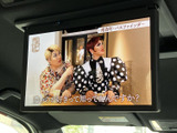天井に設置されたモニターで映像を楽しめるため、停車中の待ち時間にも活用できます。画面を見やすい位置に備え、後席で過ごす時間をより快適に演出する装備です。