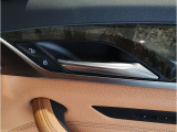 BMWの分厚いドアは、もしもの時にも搭乗者を守ってくれます。