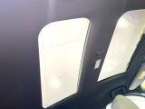 【大型サンルーフ】車内の解放感が一気に上がる大型のパノラマルーフ!季節を問わず開放的で快適なドライブをお楽しみいただけます。流通量も少なく希少価値の高い人気の装備です♪