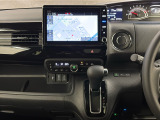 CVT車のセレクトレバーです。低速から高速まで、変速ショックのないスムーズな走りを実現するとともに、エンジン効率のよい領域を維持することで燃費にも貢献します。