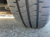 タイヤの溝を近くで写したところです。減り具合の目安にご覧ください。