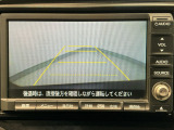 【バックカメラ】運転が苦手な方も車庫入れラクラクです!ギアをリバースに入れれば自動的に切り換わりますので、面倒な操作は不要です♪狭い駐車場もお車を傷つけず安心ですね!