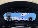 ■バーチャルコックピット 従来のメーターパネルの位置にレイアウトされた12.3インチの高解像度液晶画面に、速度計/回転計や地図、ナビゲーションなどの運転に必要な情報を集約し、フレキシブルに表示します。