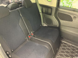 後席は座面と背もたれにゆとりがあり、同乗者が落ち着いて過ごせる空間です。窓から外の様子を確認しやすく、乗り降りの際にも使いやすい室内です。