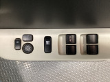 電動格納ドアミラースイッチとパワーウインドースイッチ。