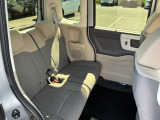 ゆったりくつろげる、座り心地の良い後部座席。