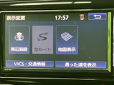 周辺施設や全ルート、地図表示などを選べるメニューを搭載。交通情報や通った道の表示にも対応しており、目的や状況に合わせて確認しやすい画面構成です。