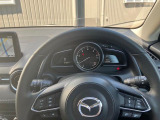 運転席、最奥上部にヘッズアップディスプレイ、中段ハンドル裏にメーターパネル、下段ハンドル。スポーク右はクルーズコントローラー、左はオーディオコントローラ。