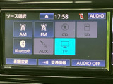AM・FMやCD、Bluetoothなど、複数の音源を画面から選択できます。各項目が見分けやすく並び、利用したい音源へ切り替える際も操作内容を確認しやすい仕様です。