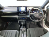 運転席周りのレイアウトをご覧ください。ナビゲーションが綺麗に装着されすっきり収まってますね!