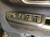 【窓操作部分】運転席のスイッチでは、すべてのウィンドーの開閉操作を行うことができます。