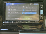 FM・AMやCD、SDカード、Bluetoothなど、複数の音源を画面から選べます。普段お使いのメディアに合わせて切り替えられ、移動中の音楽選びもスムーズです。