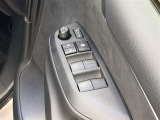 【パワーウィンドウ集中スイッチ】運転席のパワーウィンドスイッチ位置には運転以外の窓の開閉・ロック機能も付いています