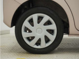 ◆純正ホイール装着車◆シンプルなデザインのホイールキャップ付きです。