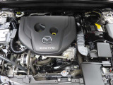 CX-30のエンジンルームです。マツダ正規ディーラーとして、責任を持って整備しお渡しいたします。