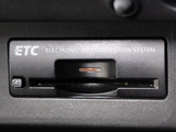 コンソール内一体型のビルトインETC装備!見た目の部分も良いですが、ETCカードの盗難防止になる設置箇所です!料金所の渋滞回避!時間帯・日によって料金の軽減を受けられます!ストレス知らずのドライブ!