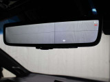 デジタルインナーミラー(前後方録画機能付)が装備されています。車両後方カメラの映像をミラー内のディスプレイに表示。車両前後のカメラで撮影した映像をデジタルインナーミラー内のSDカードに録画します。