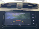 画面には後方の映像とガイド線が表示され、駐車時に車両周辺を確認する際に役立ちます。画面上で案内表示の状態も確認でき、バック時の目安として活用いただけます。