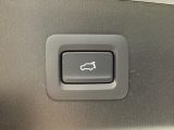パワーリフトゲートは運転席とリフトゲート側、さらにアドバンストキーでも開閉が可能!開度は無段階にメモリー設定もできます。ゲート内側にタッチセンサーを配置し、手などを挟み込む危険を低減します。