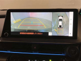 【パノラミックビュー&バックビュー】駐車時の安全確認をする為に車両上方からの映像と後方カメラからのを同時に表示しバックガイドも付いているのでバックの苦手な方でも安心して運転出来ますよ。
